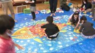 小さなお手々も集まれば 園児がペタペタ手形アート 静岡・下田市