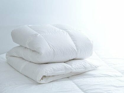 「羽毛ふとん」を掛けて「毛布」は下が1番暖かい？保温効果が高い“掛け方”の順番が参考になる…理由を昭和西川に聞いた