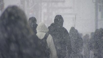 【最強寒波襲来】北海道北部で24時間降雪量33センチ 住民は夜中の2時から雪かき…札幌市内にも高い雪山が 見通し悪く出会い頭の事故に注意…幹線道路は排雪進むも住宅街では道幅狭く 