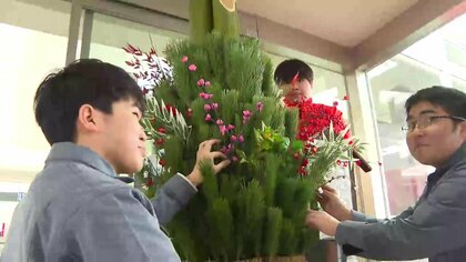 花巻農業高校の生徒が花巻空港に門松設置　新年を迎える準備　岩手県花巻市