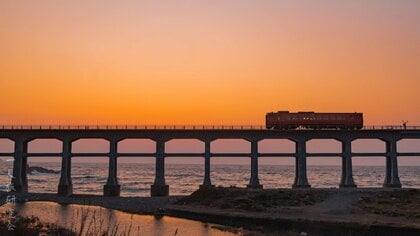 今日も見知らぬ誰かを乗せて。海辺を走るローカル線の旅情【一人旅研究会の“日本”ノスタルジック写真館】