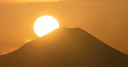 超望遠レンズで「都会のダイヤモンド富士」を生配信…”予想外”続きで新人カメラマン奮闘