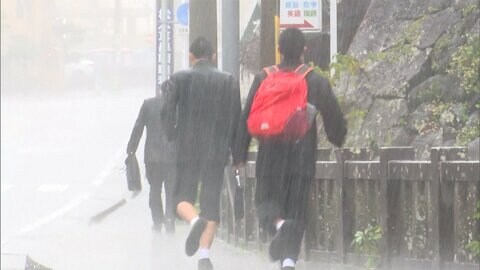 “爆弾低気圧”あすにかけ大荒れ 関東は通勤通学 横殴りの雨
