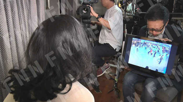 監視カメラ映像を確認するフオンさん