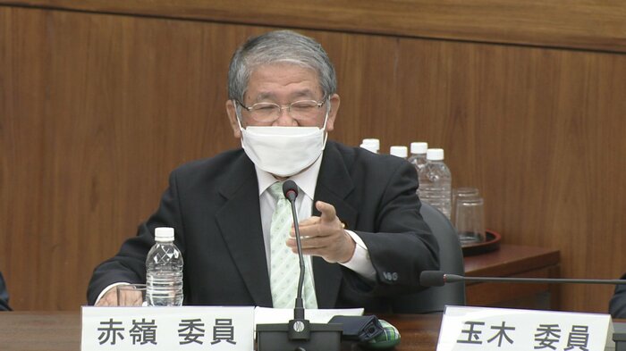 反論する共産党赤嶺議員
