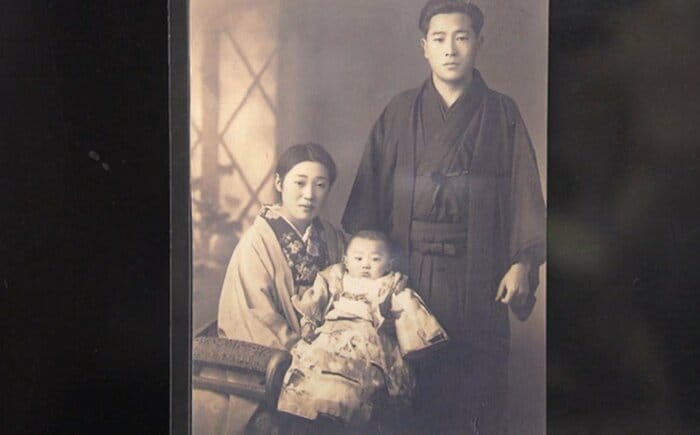 出浦さんの両親と兄が写った家族写真