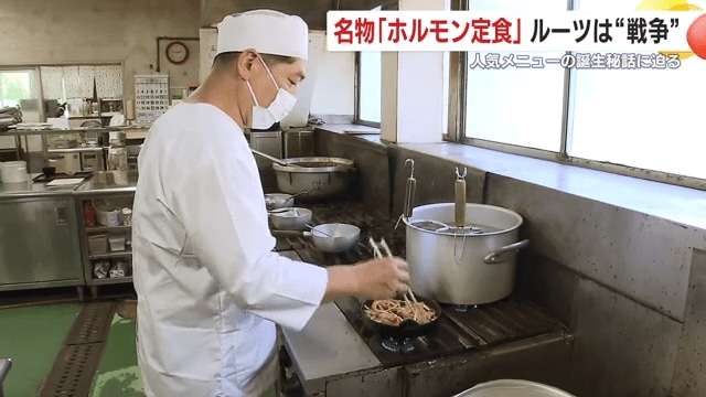 厨房に立つ孫で3代目の杉元一拓さん