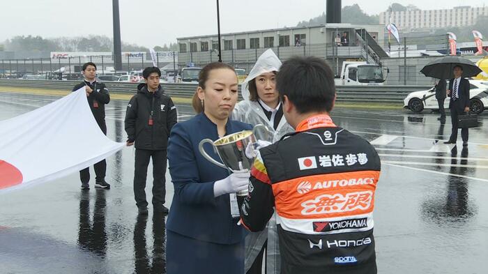 岩佐歩夢選手が「瑶子女王杯」を返還
