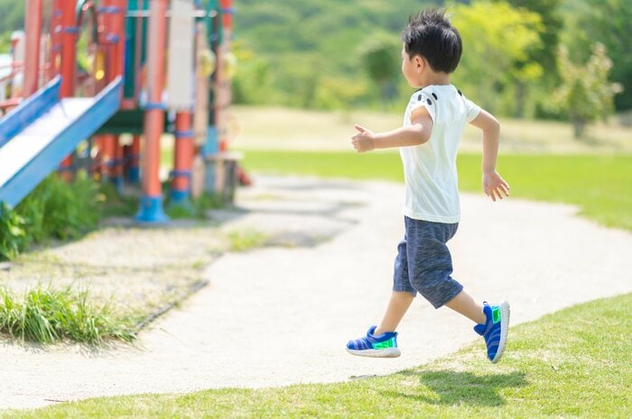 子どもは失敗や挫折を乗り越えて成長する(画像:イメージ)