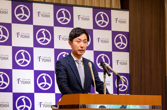 会見する千代田区の樋口高顕区長 千代田区提供