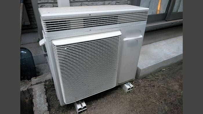 新型14畳エアコンの室外機