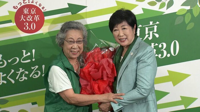 当選を確実にした小池百合子氏(7日午後8時すぎ)