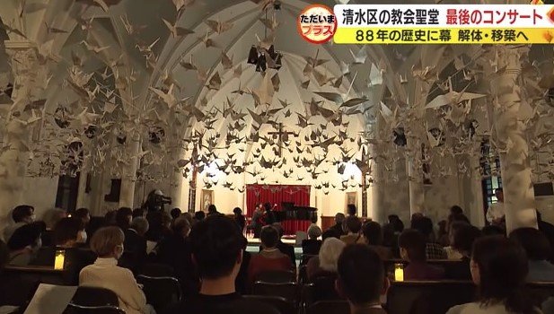 聖堂内を飾る白い折り鶴
