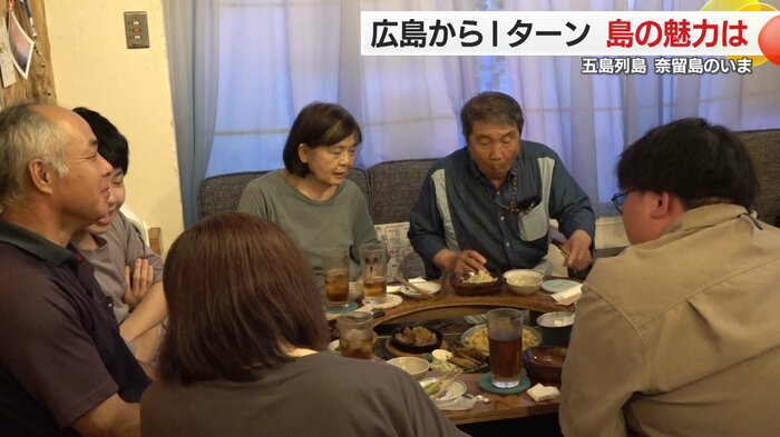 水野さんの店で島の魅力を語る人々