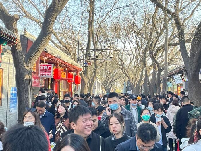 ゼロコロナ政策終了後、街には人があふれた