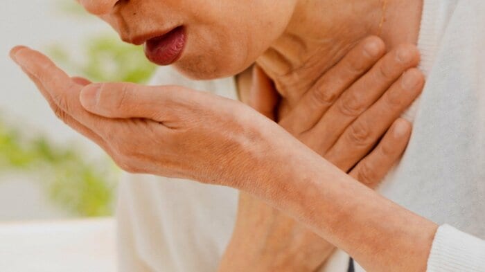 災害時に口腔ケアを怠ると誤嚥性肺炎のリスクも高まる（イメージ）