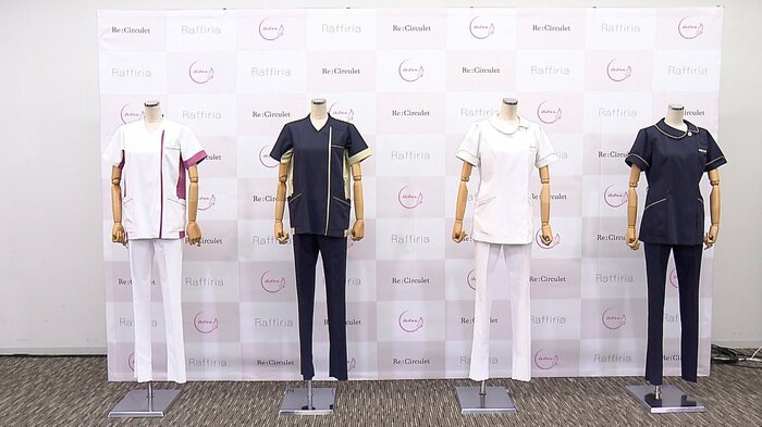 制服の襟元にパール風のボタンやゴールドのふちどりをあしらい、エレガントさを表現