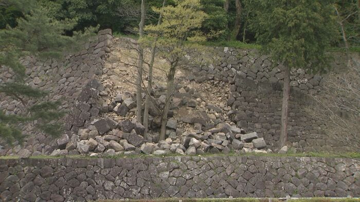 地震で崩れた金沢城公園の石垣