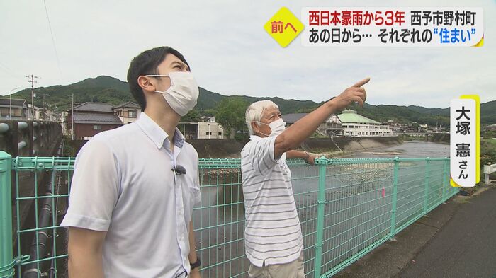 浸水被害時の様子を語る大塚憲さん(右)