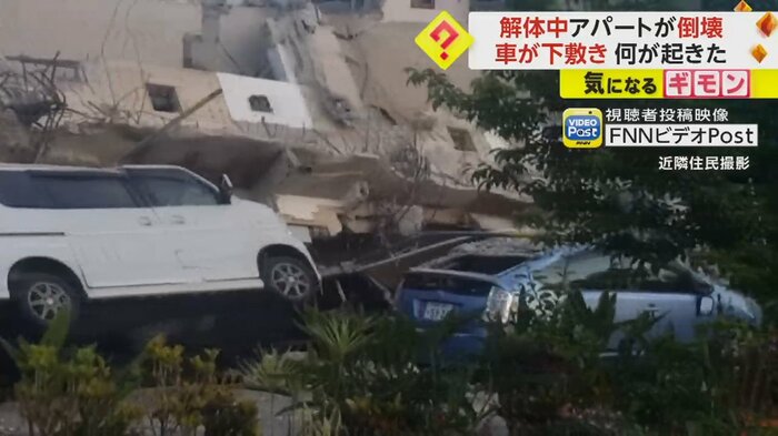 がれきが車の屋根を押しつぶしている