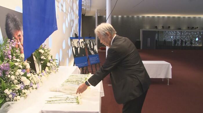献花する青山織人さん