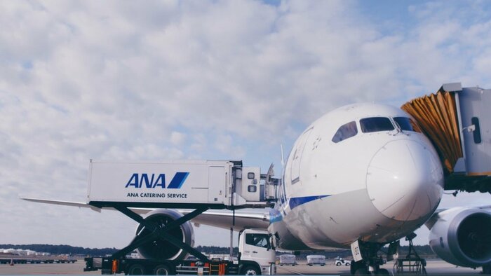 フードローダーから飛行機に搬入する様子