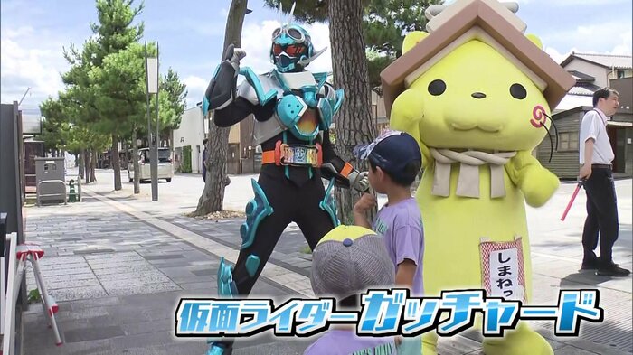 一緒にポーズをとる「仮面ライダーガッチャード」と「しまねっこ」