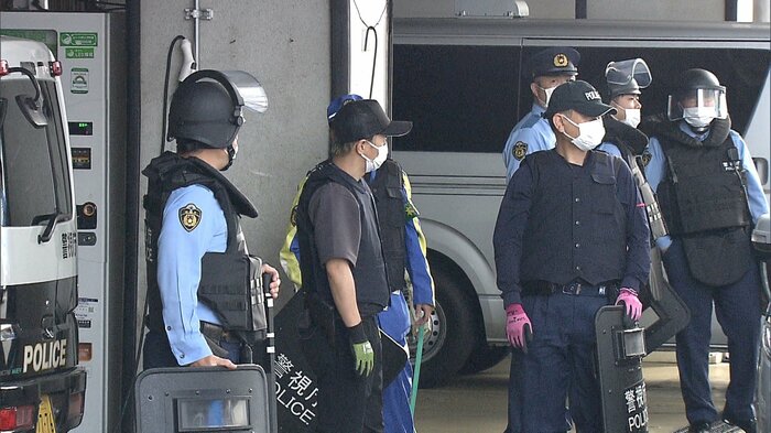 何者かによる報復を警戒して、周囲には、防弾チョッキと盾を持った警察官が配置されていた。異例の措置だ。