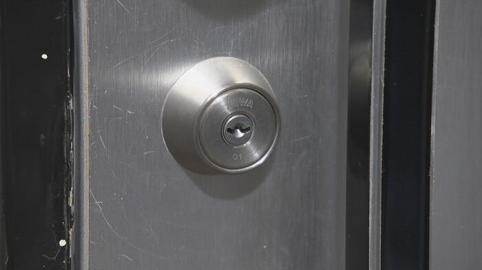 店の扉は施錠されていた