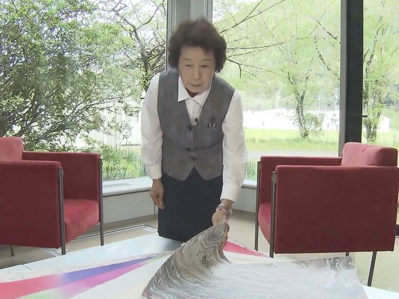 春の叙勲 東海3県で計271人が受章 “瑞宝単光章”美濃和紙の紙漉き職人「丈夫で温かみある自慢のできる和紙」｜FNNプライムオンライン
