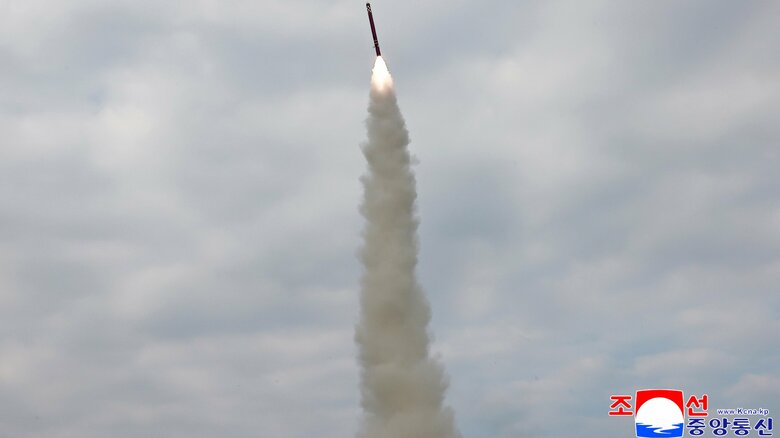 北朝鮮が黄海で巡航ミサイル試験発射の画像公開 金総書記立ち会わずトランプ大統領訪韓前に挑発レベル調整か|FNNプライムオンライン