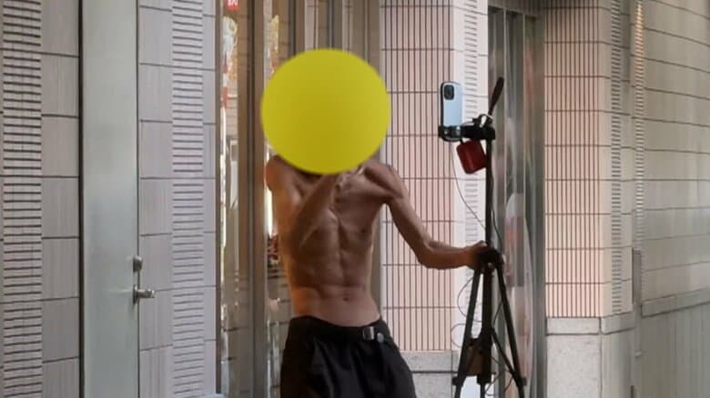 【本人直撃】「表現の自由が憲法で保障」電車内や交番前でも“迷惑ダンス”　過激配信で投げ銭稼ぐ半裸男が主張…弁護士「威力業務妨害罪の可能性」｜FNNプライムオンライン