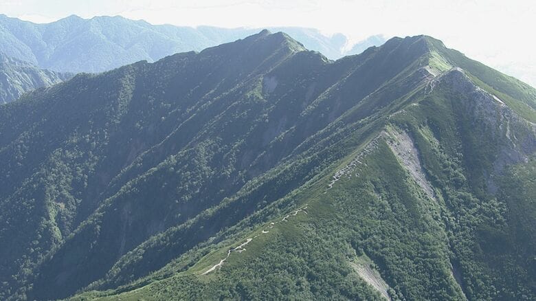 「登山道から落ち、自力で戻れない」数十メートル滑落か　東京都の51歳女性が北アルプス爺ヶ岳を下山中に雪渓上でバランス崩す　長野県遭難防止常駐隊員が救助　軽傷の模様｜FNNプライムオンライン