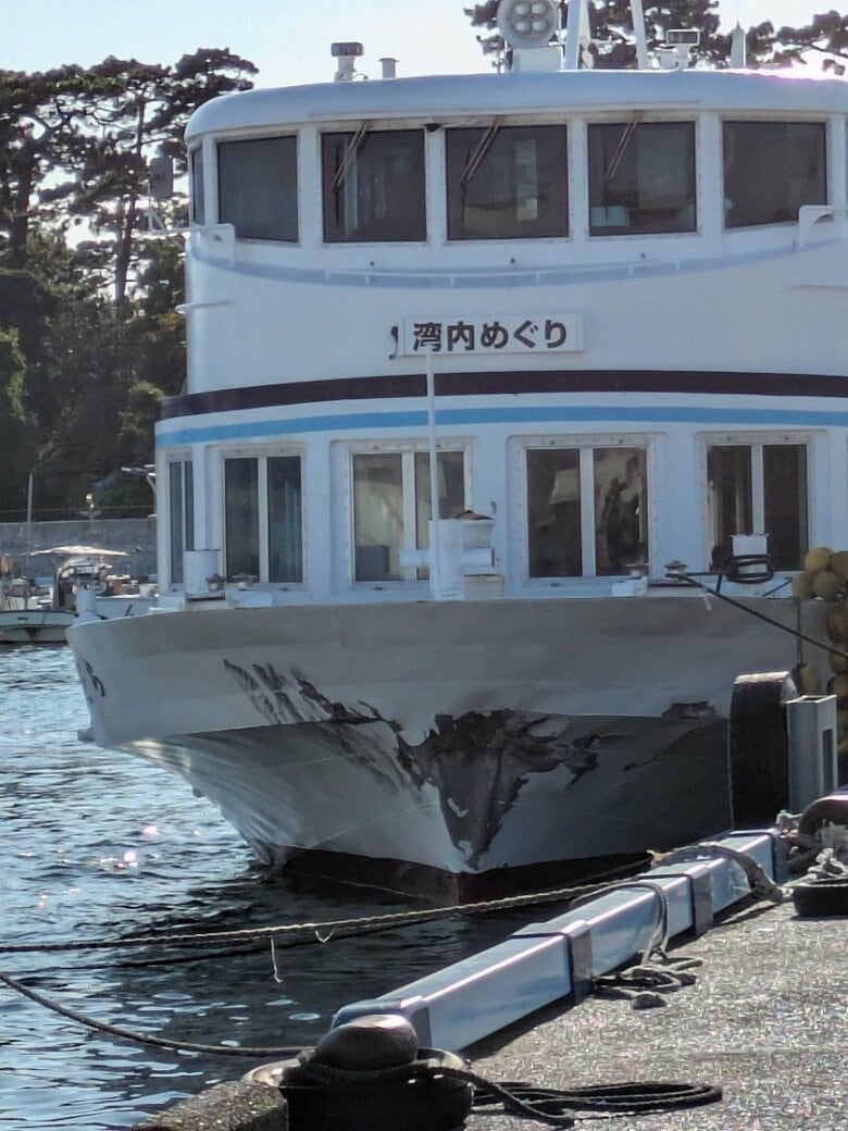 【速報】遊覧船が沼津港の岸壁に衝突　着岸しようとして衝突か　目撃者「船首がまっすぐ岸壁に突っ込んだ」　ケガ人も｜FNNプライムオンライン