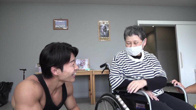 「筋トレも仕事」マッチョ介護士が介護業界の人手不足に挑む　利用者もトレーニングを始め明るく活発に｜FNNプライムオンライン