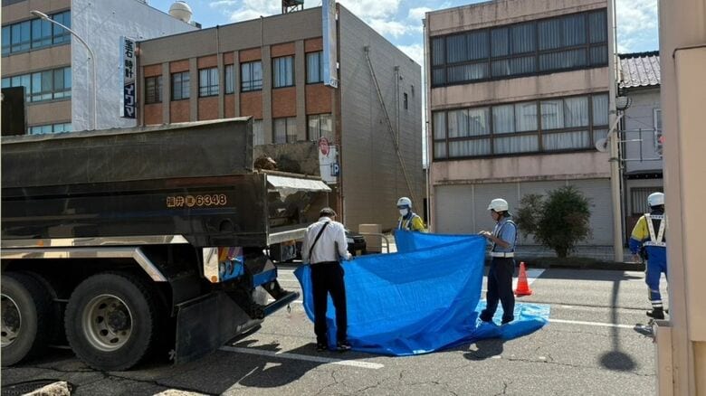 【速報】横断歩道で大型ダンプカーにはねられ歩行者が死亡　福井市豊島の通称・城の橋通り｜FNNプライムオンライン