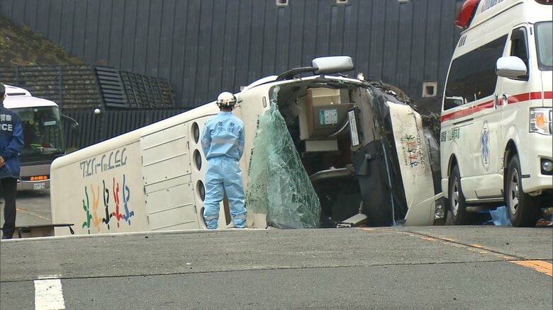 横転した観光バス（2022年10月・小山町）