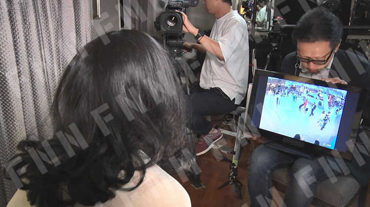 監視カメラ映像を確認するフオンさん