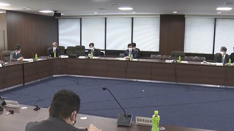 午後2時から開かれた専門家会合で、西浦氏らの試算が示された（厚労省）