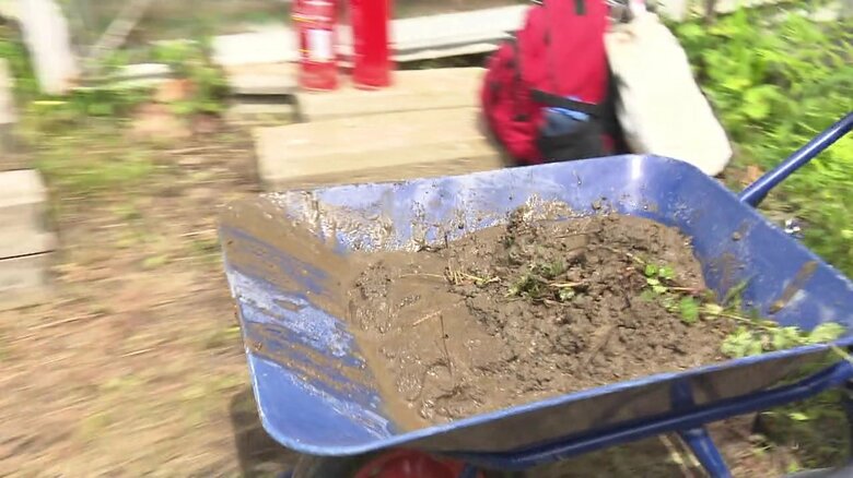 ボランティアにより運び出される土砂