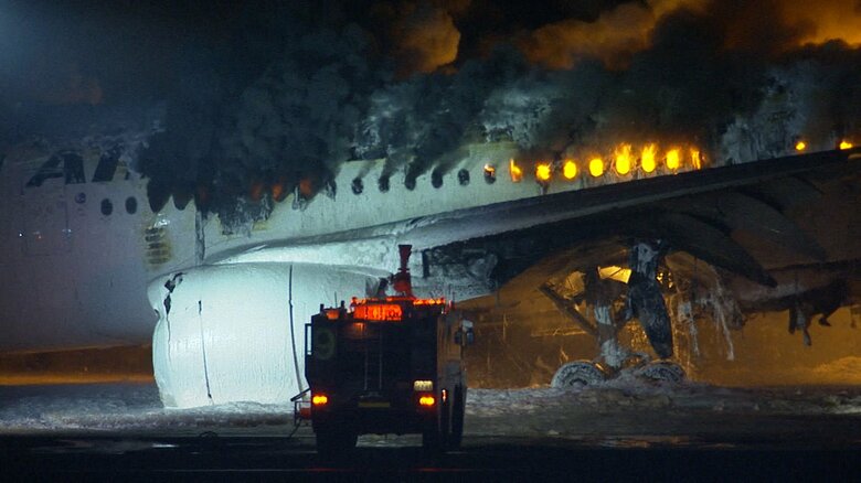 羽田空港で炎上する日航機
