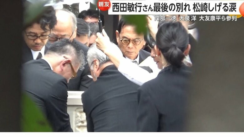 「五人会」のメンバーらが棺に手を添え…