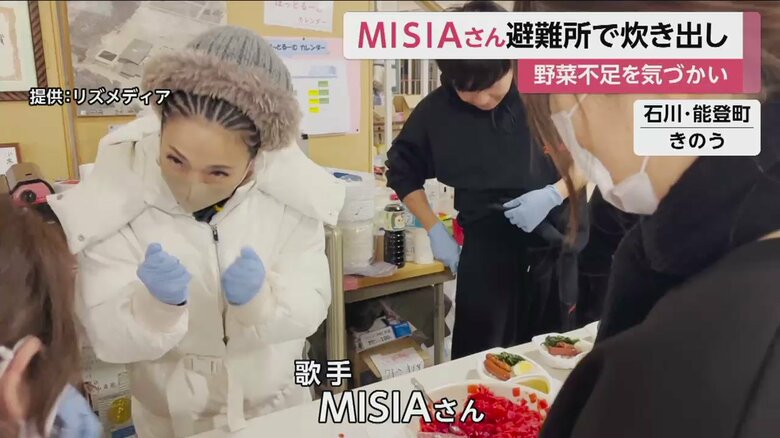 炊き出しをするMISIAさん