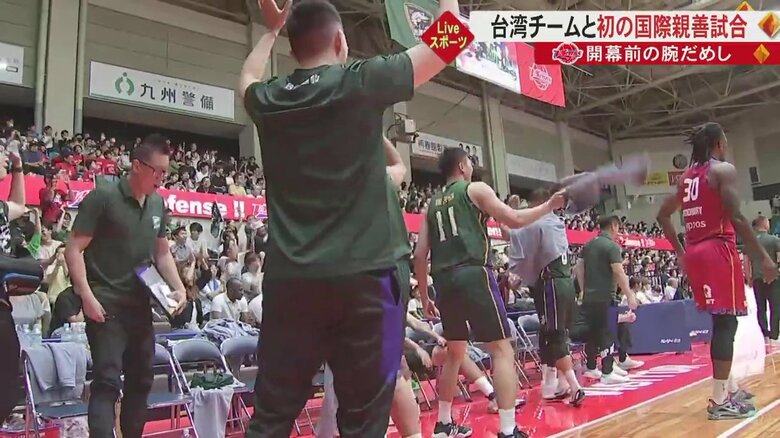 得点が入り喜ぶ台湾ビールレオパーズのメンバー