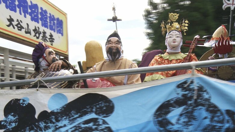 ちょっぴりシュール？荷台に乗る七福神