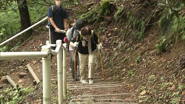 慰霊登山をする吉田さん