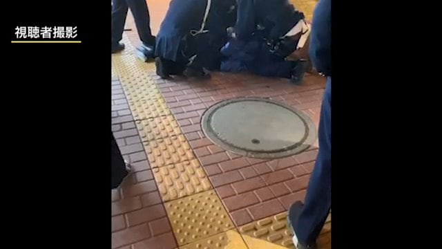 警察官に取り押さえられた70歳の男