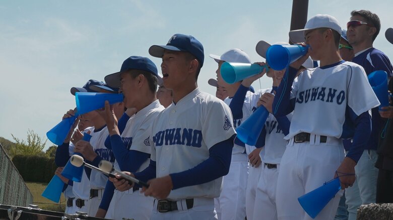 スタンドから声援を送る野球部員