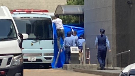 男子高校生の送検（9日、博多警察署）