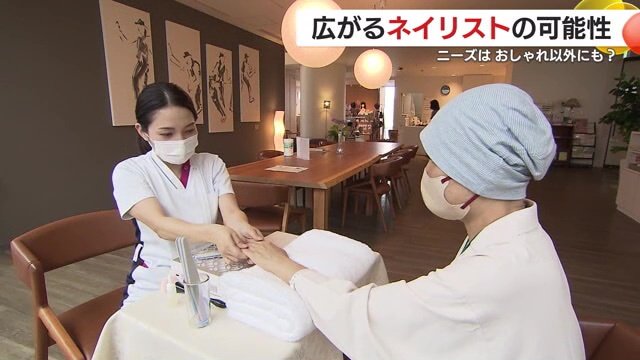 放射線技術士の原口織歌さん（左）がネイルケアをする様子